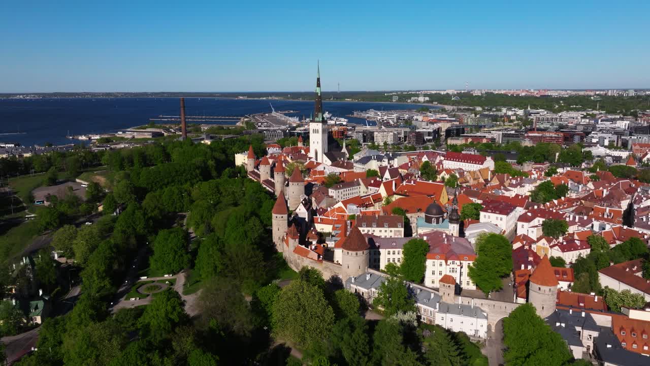 muros de tallin - drone avanzado disparado sobre la ciudad vieja de estonia
