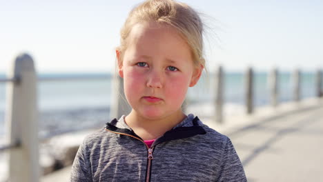 depressione, tristezza e faccia di ragazzina sulla spiaggia