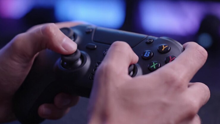 Videogiocatori appassionati: primo piano delle mani di un giocatore che impugnano un controller di gioco, catturando l'intensità e la concentrazione durante un'avventura online.