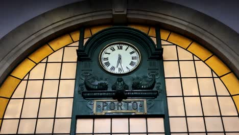 Antike-Uhr-Und-Glasfenster-Im-Bahnhof-Sao-Bento-In-Porto,-Portugal