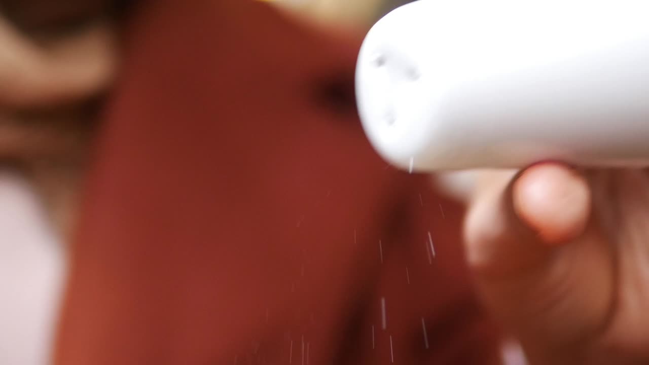 음식 위 에 소금 을 흔들고 있는 여자