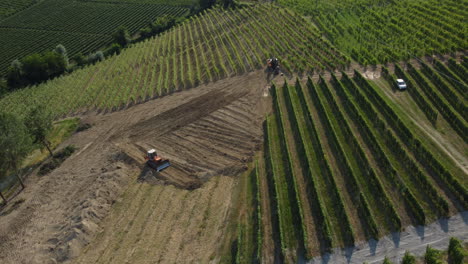 Tractor-Máquina-Arado-Preparación-Del-Suelo-En-Viñedos-Agricultura-Cultivo