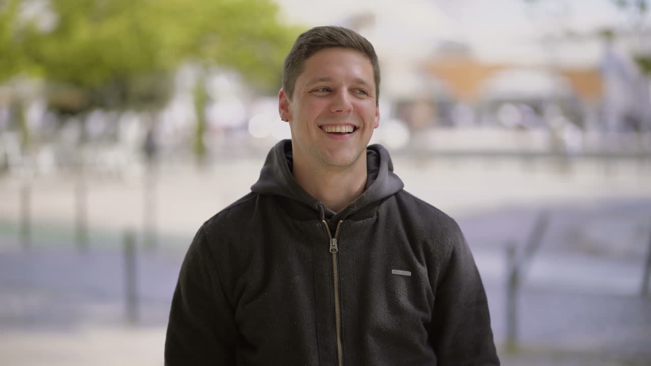 un joven guapo y feliz mirando a la cámara