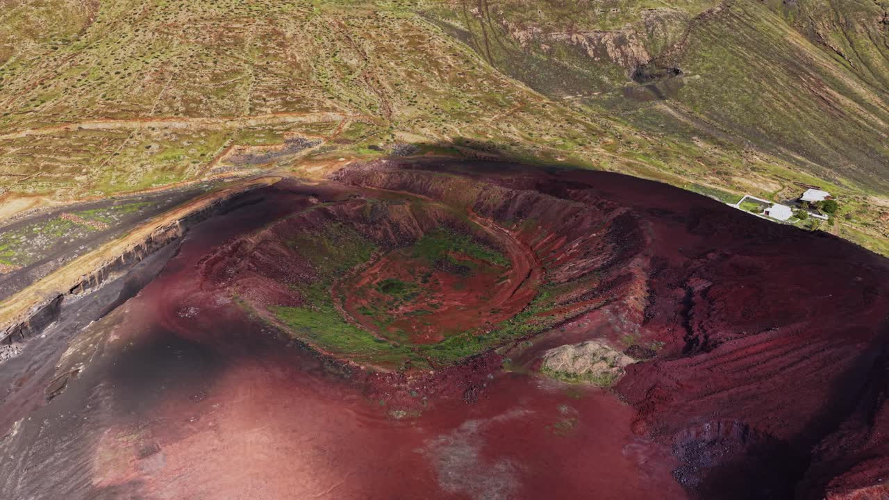 Esplora il paesaggio vulcanico di Lanzarote in Spagna