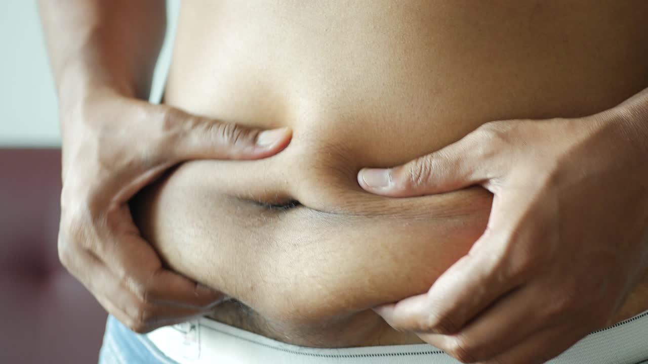 conceptos de sobrepeso de hombres con grasa abdominal excesiva