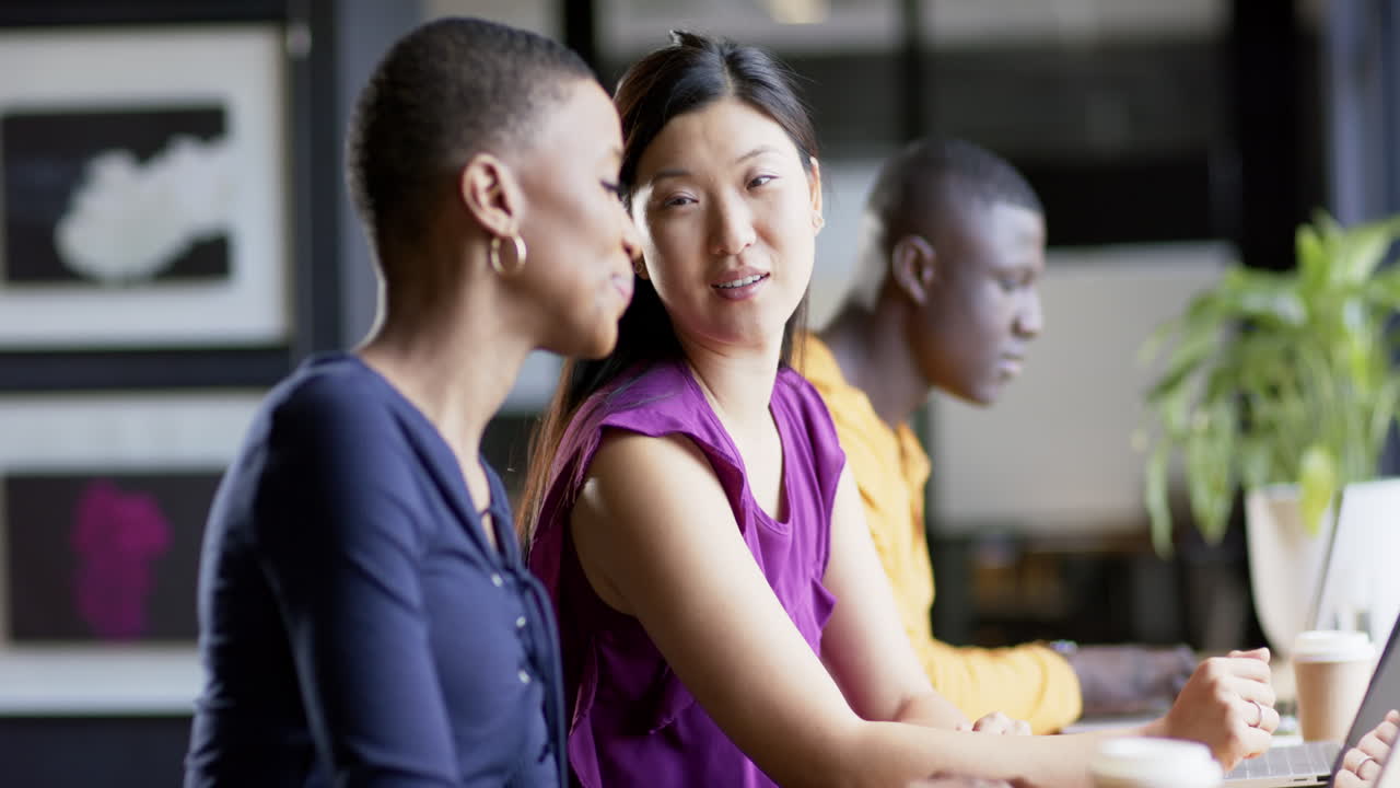 다양한 비즈니스 사람들이 사무실에서 함께 일하고, 느린 동작, 복사 공간에서 이야기합니다.