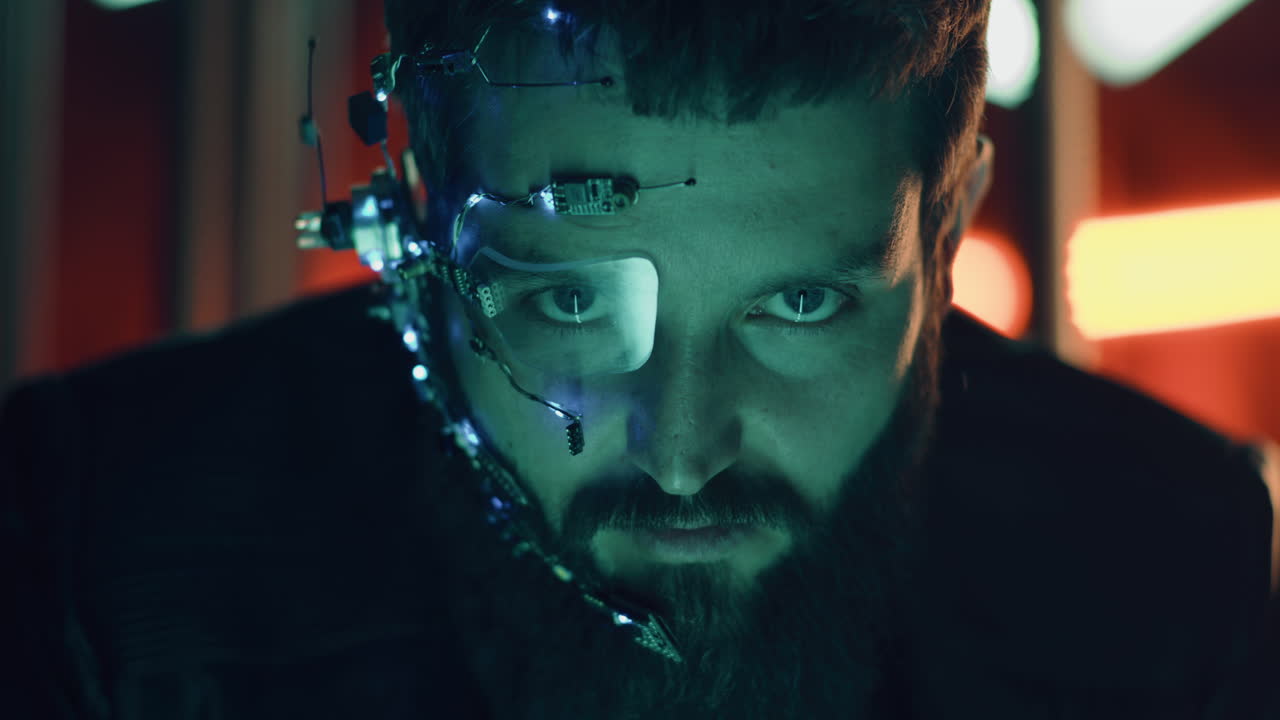 hombre cyberpunk con cara aumentada