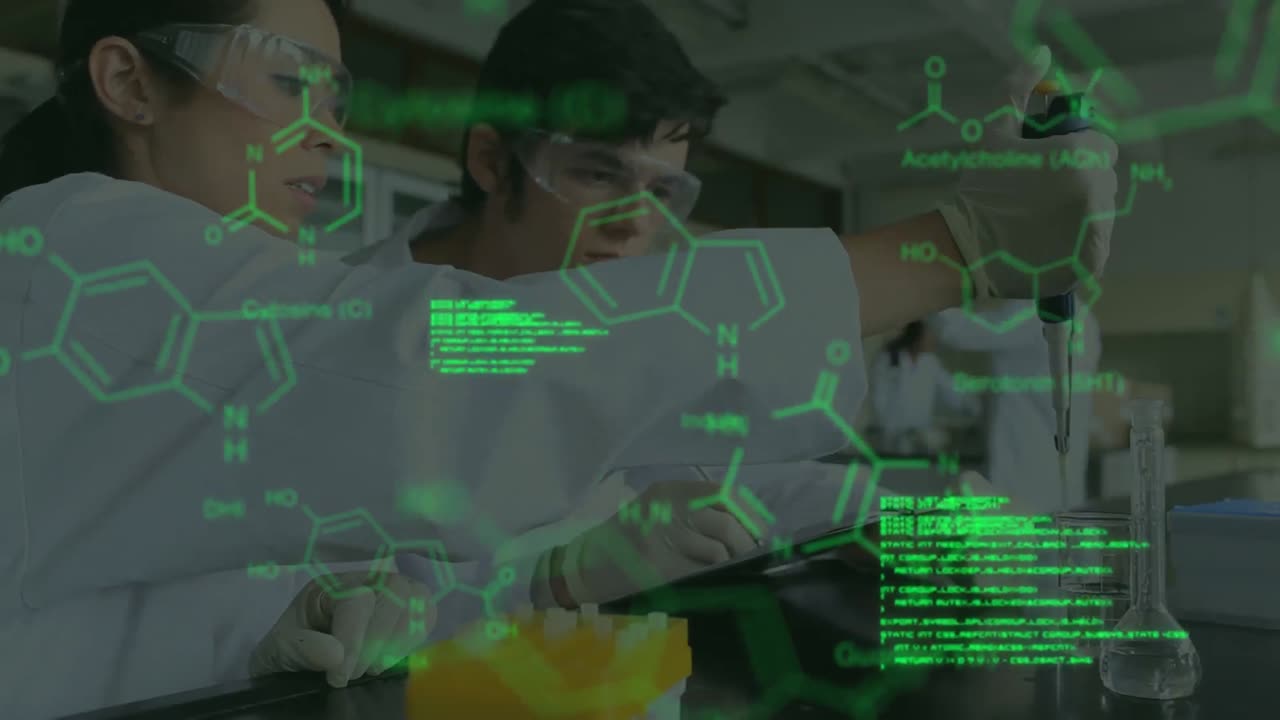 científicos que trabajan en un laboratorio con datos y fórmula estructural de compuestos químicos
