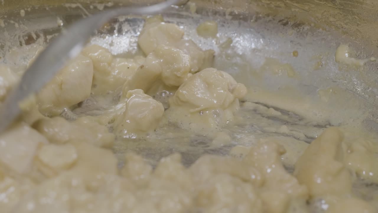 크리미 소스에 을 요리하는 것