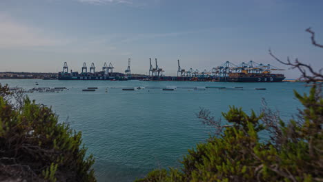 terminal portuario de kalafrana en malta, un centro de transporte vital, lapso de tiempo