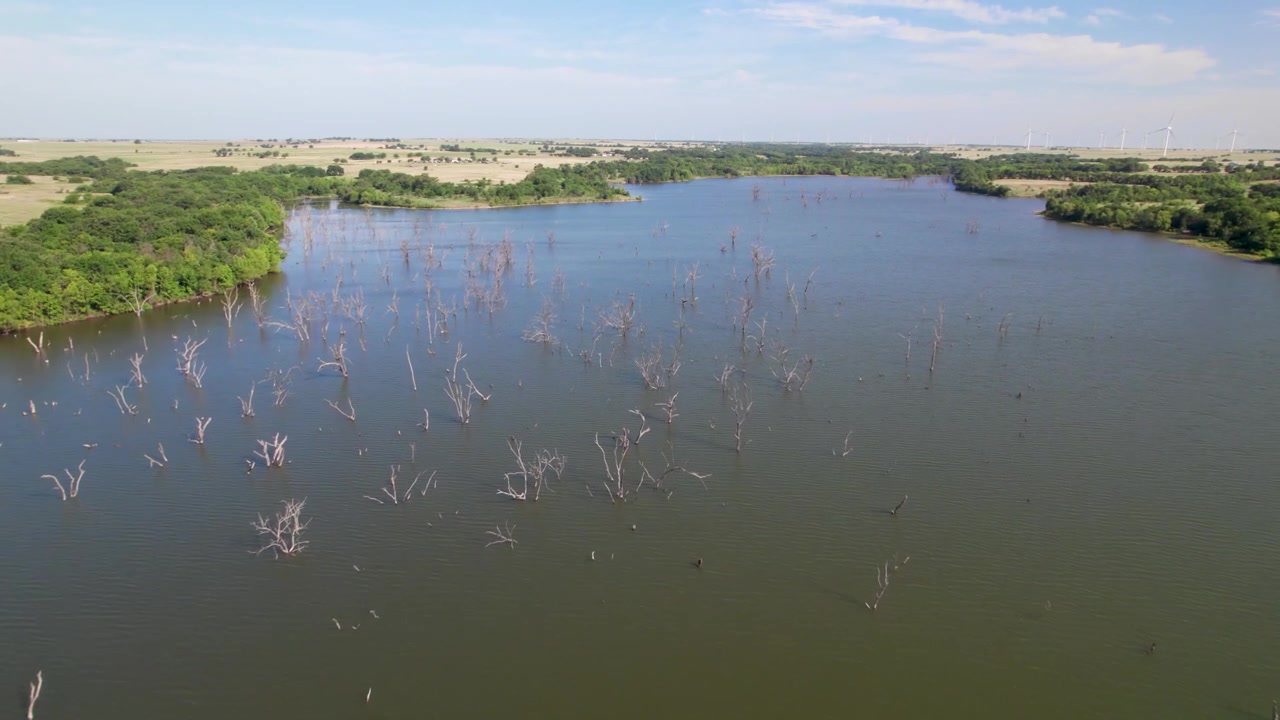 Video aereo del Lago Muenster e del Parco del Lago Muenster a Muenster, Texas. La telecamera sta volando approssimativamente verso nord
