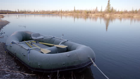 un río remoto en alaska