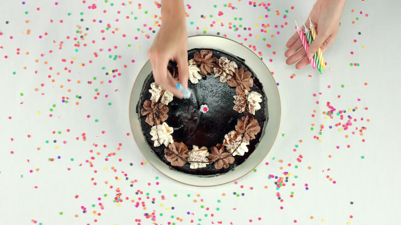 5개의 생일 불로 생일 케이크를 장식하는 것