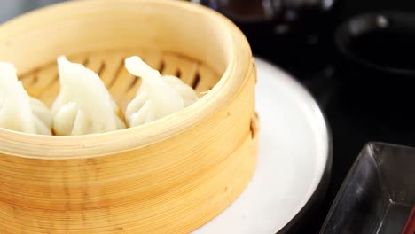 dumplings cocidos al vapor en un vapor de bambú