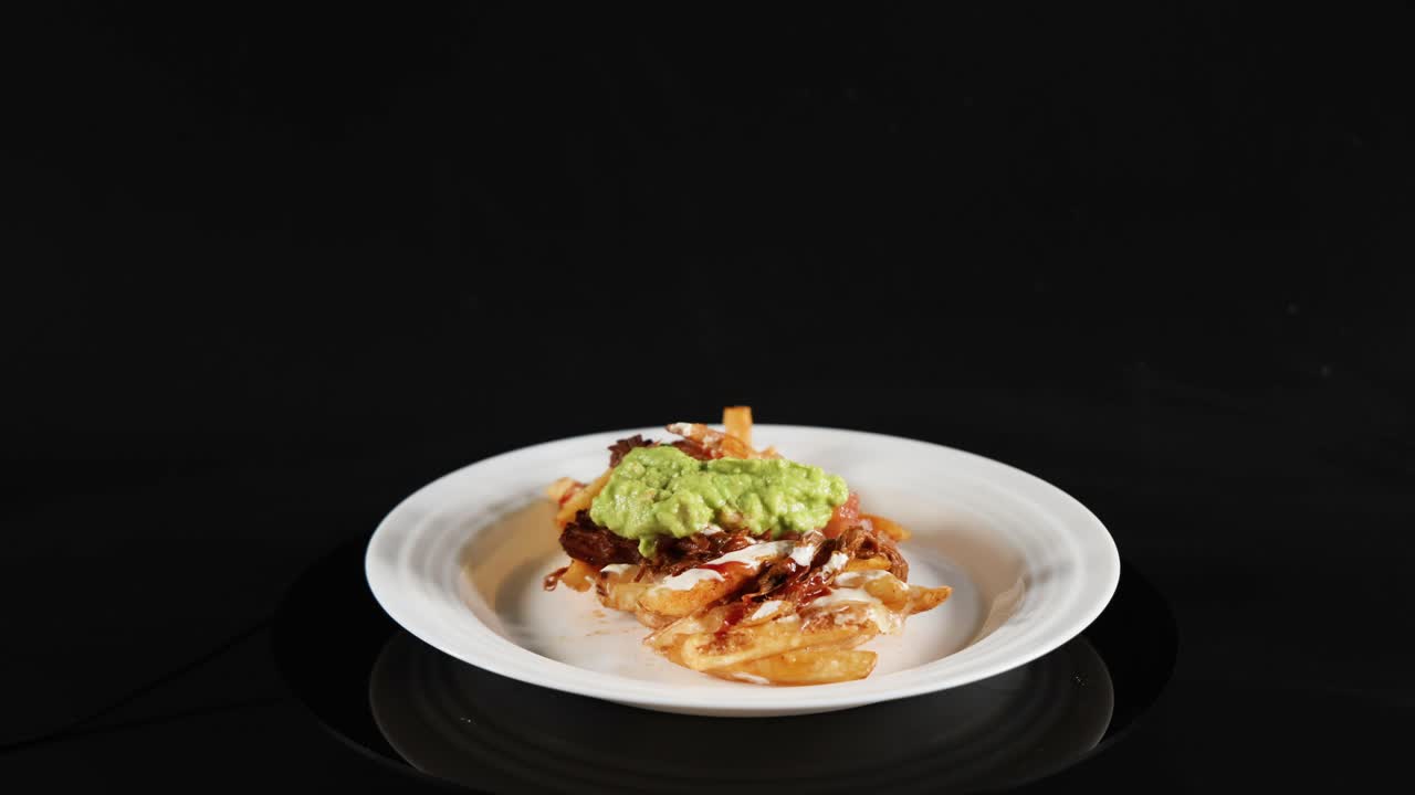 plato de patatas fritas con varios ingredientes