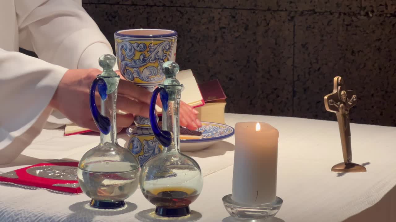 Jesus in life, it is his service that accompanies each Eucharist, in the consecration the promise of God that really remained in the bread and wine, with the love