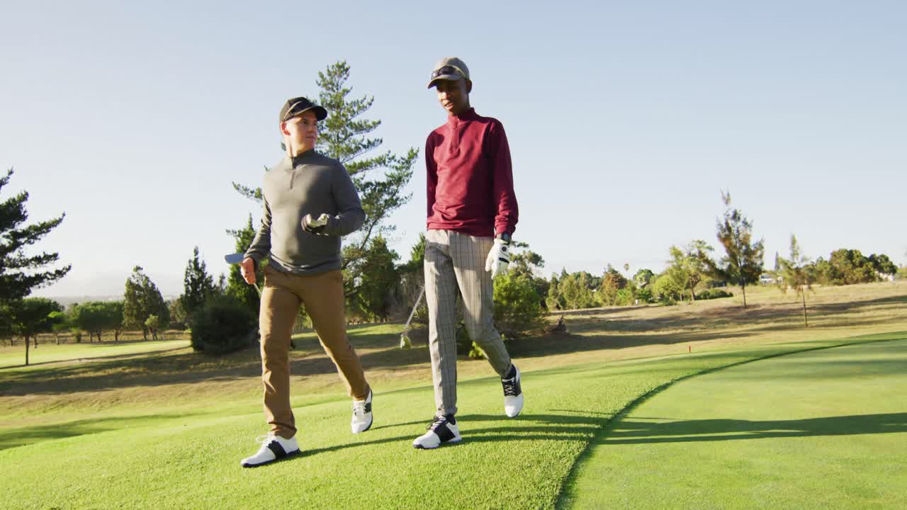Video di diversi amici uomini che camminano sul campo da golf.