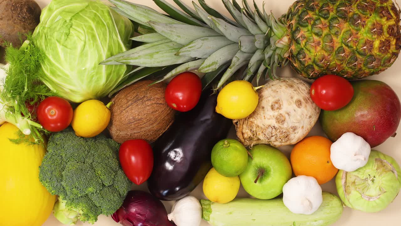 mesa llena de frutas y verduras frescas maduras y orgánicas.