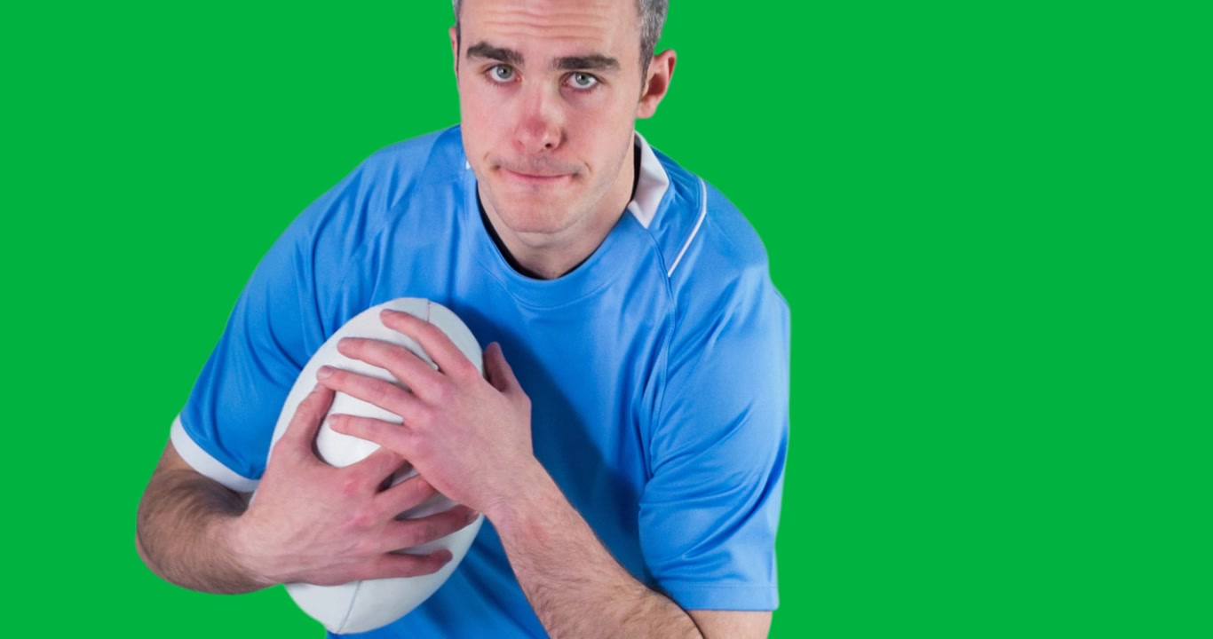 Giocatore di rugby maschio caucasico che tiene un pallone da rugby con spazio per il testo su sfondo trasparente