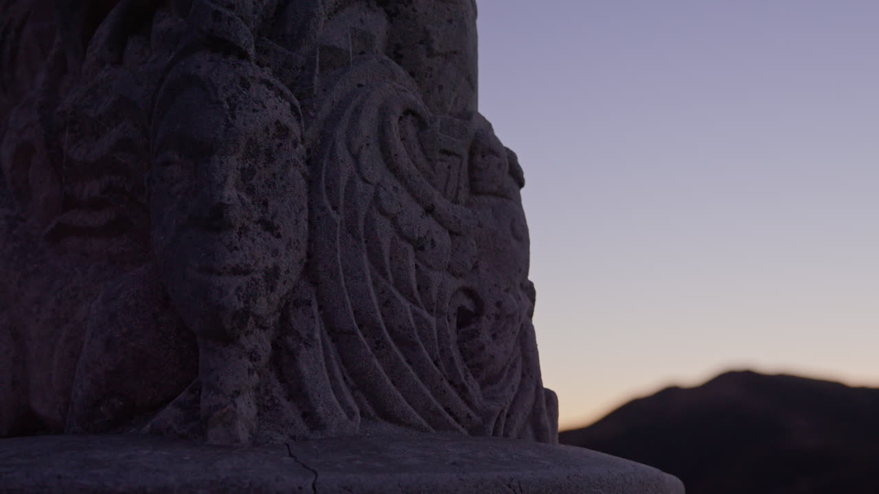 Vista notturna di una statua scolpita in pietra maori a Wellington, Nuova Zelanda