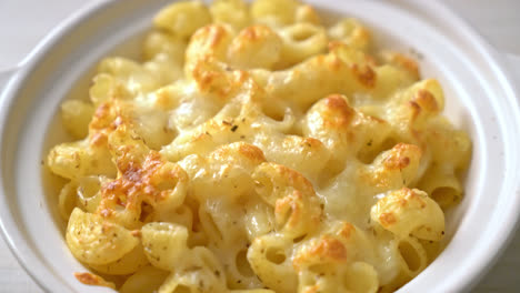 mac and cheese, macaroni pasta in cheesy sauce - american style