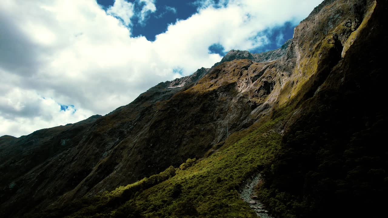 nueva zelanda milford sound vista aérea de drones del paisaje de montaña 1