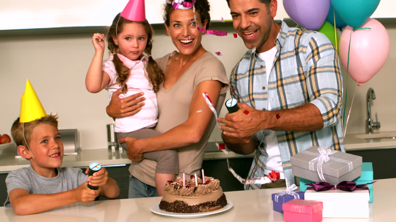 familia feliz celebrando un cumpleaños juntos