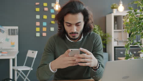 hombre usando teléfono inteligente en la oficina