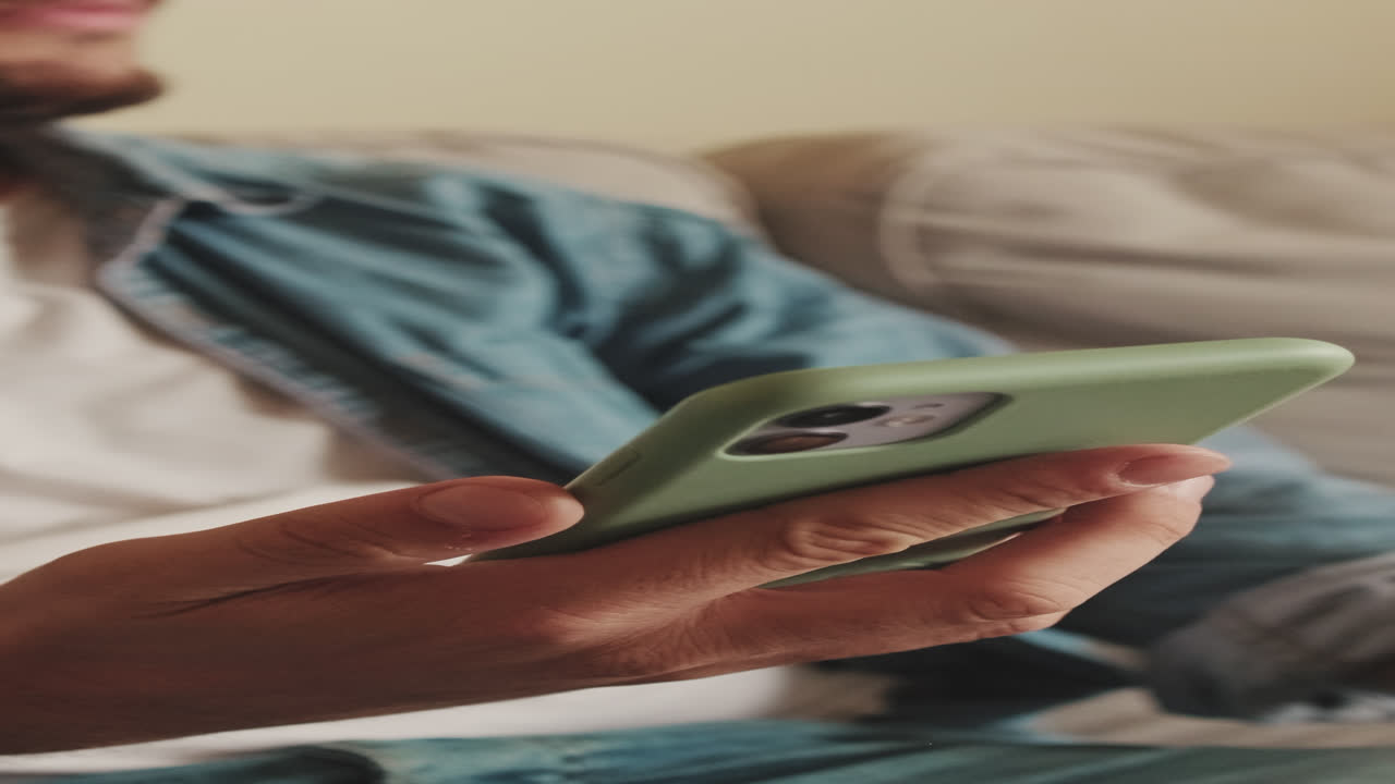 persona que utiliza un teléfono inteligente