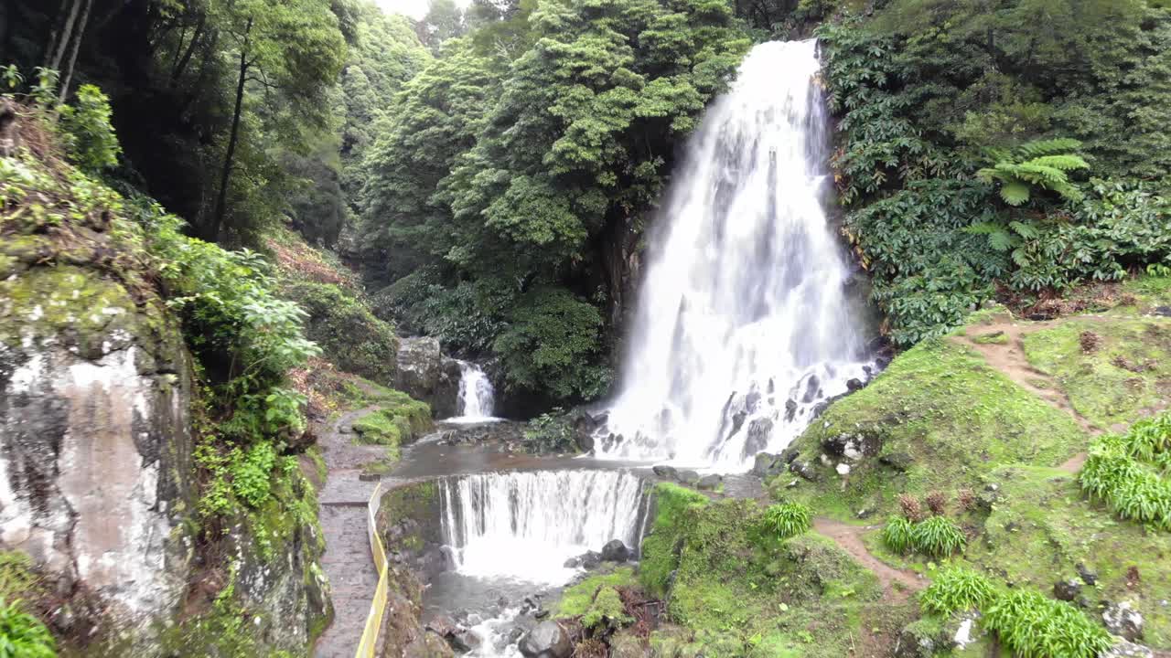 cascada ribeira dos caldeirões en achada, azores, portugal - toma aérea panorámica de ángulo bajo