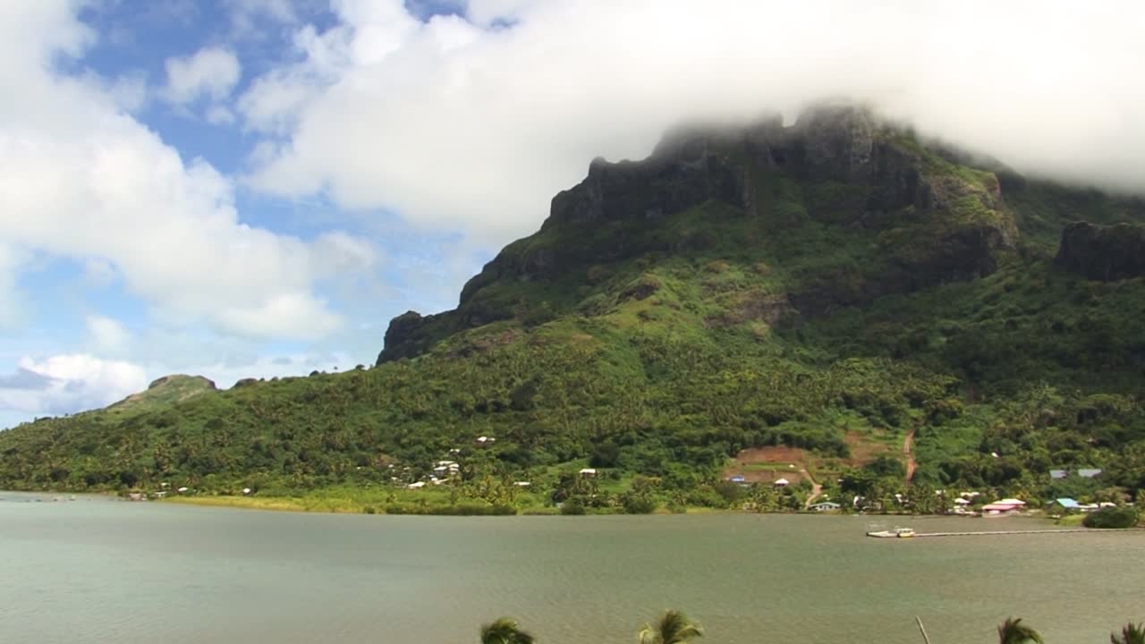 프랑스령 폴리네시아 보라보라의 구름으로 뒤덮인 오테마누 산