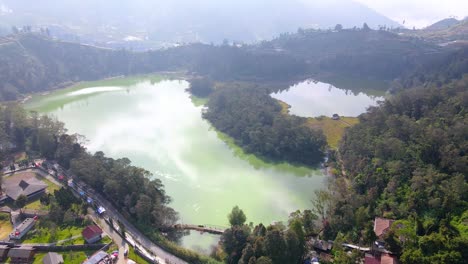 Cielo-Que-Refleja-El-Lago-Warna-En-Indonesia,-Vista-Aérea-De-La-órbita-De-Drones