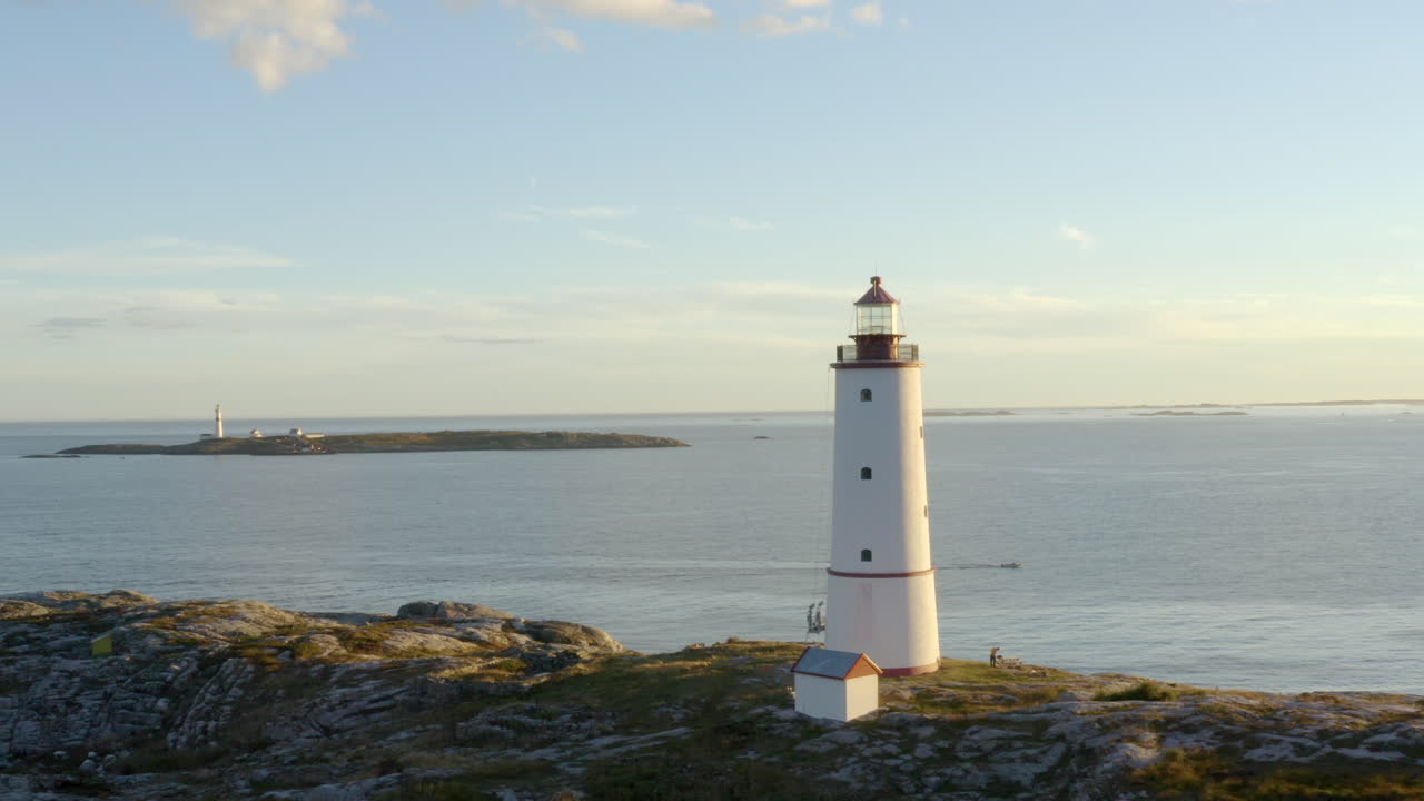 노르웨이 아그데르 지방자치단체의 아렌달 토룬겐 등대 섬에 있는 릴 토룬겐 등대