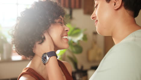 una pareja de lesbianas afectuosas.