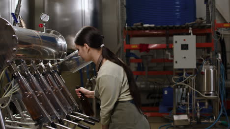 Mujer-Trabajando-En-Cervecería