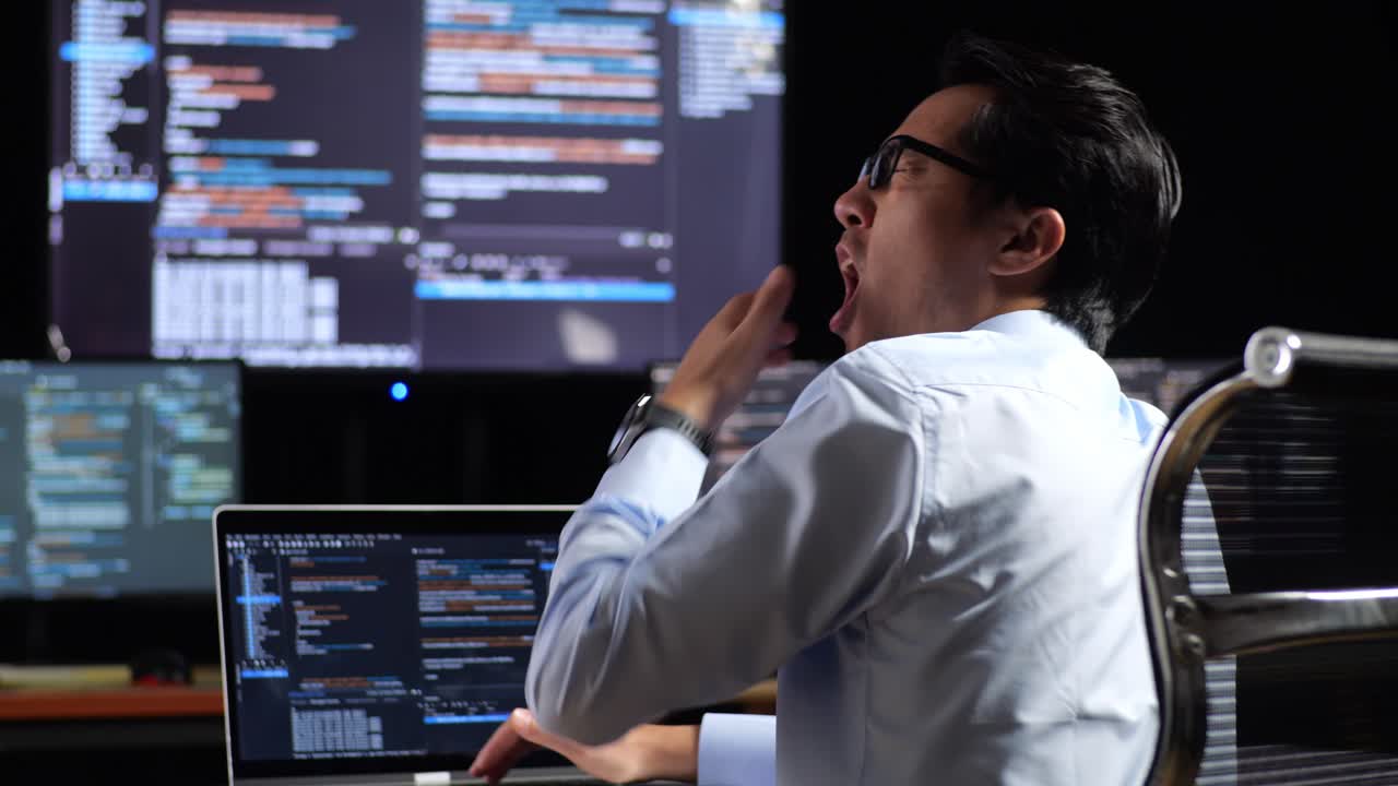 programador cansado sesión de codificación de última hora de la noche