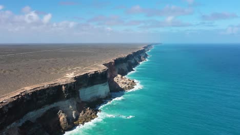 Excelente-Toma-Aérea-De-Olas-Azules-Claras-Que-Se-Elevan-En-La-Gran-Bahía-Australiana-En-El-Sur-De-Australia