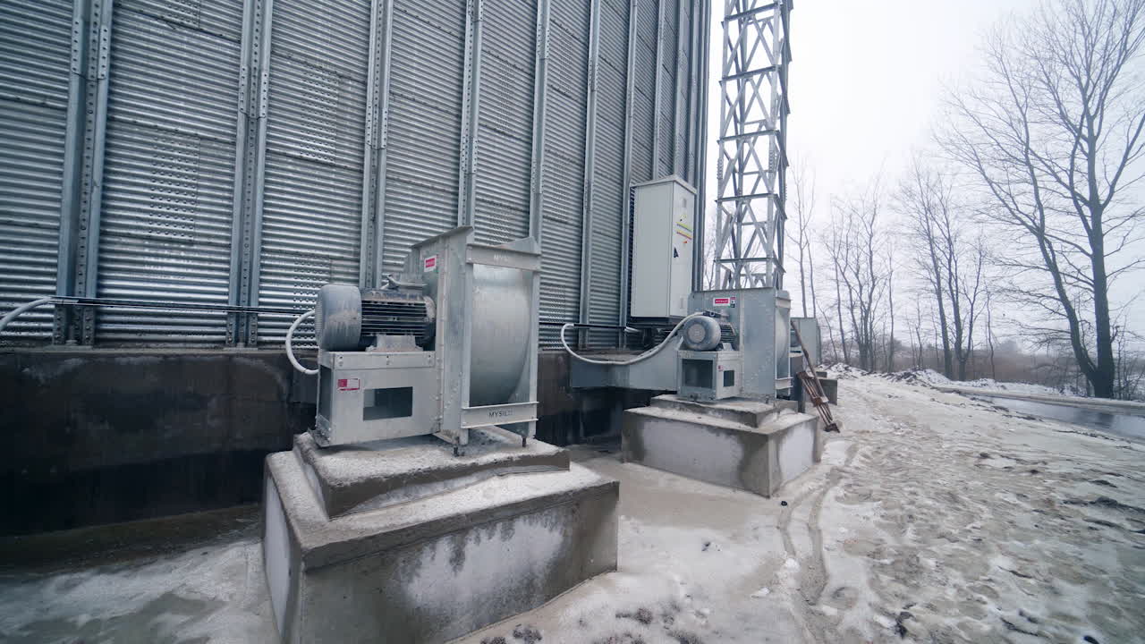 Accumulator for grain storage. Accumulator for storage near grain tanks