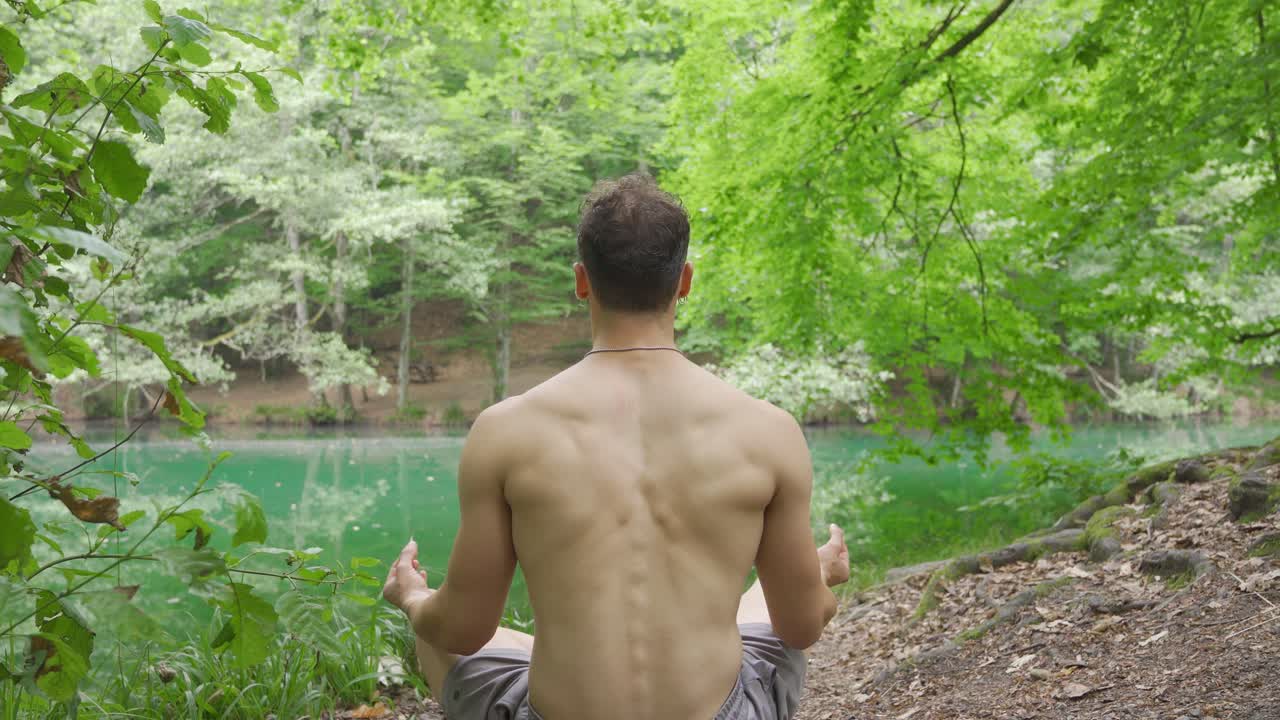 자연 속에서 명상하는 것입니다.