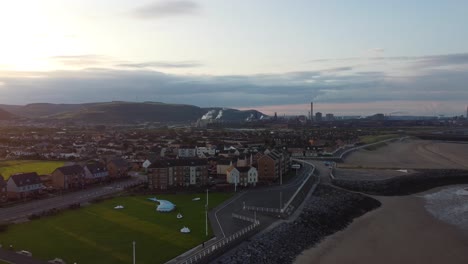 Absteigende-Luftaufnahme-Von-Port-Talbot-Mit-Stahlwerken-In-Der-Ferne