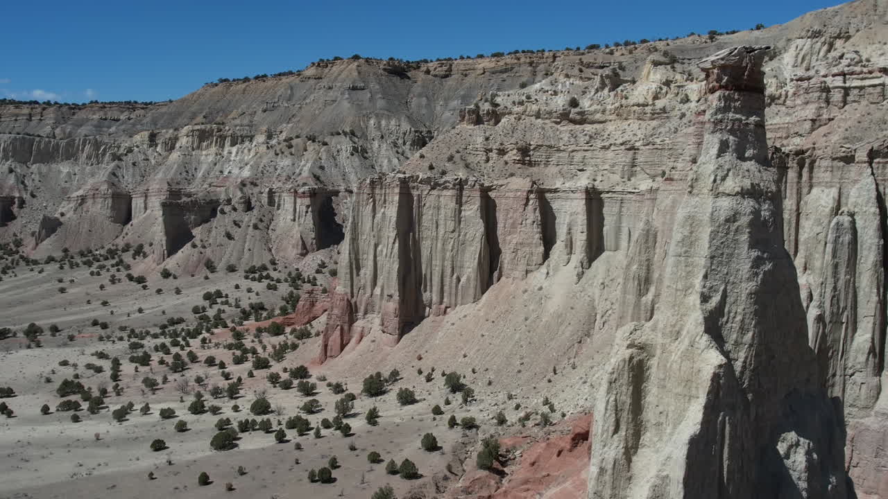 tomada con avión no tripulado del parque estatal de la cuenca de kodachrome, paisaje del desierto y formaciones rocosas de piedra arenisca, utah, ee.