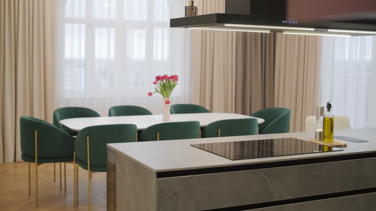 cocina moderna con sillas de terciopelo verde y isla de mármol