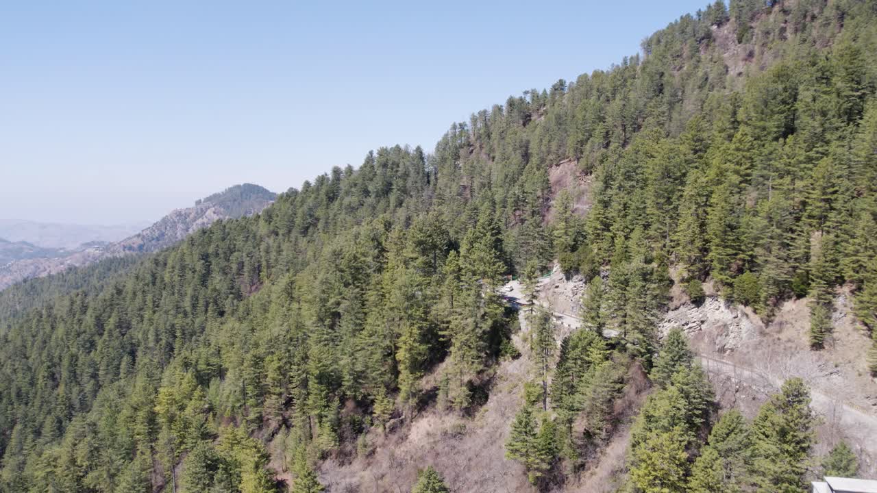 vista aérea de una carretera de montaña a través de un bosque de pinos en el parque nacional de ayubia, kpk, pakistán