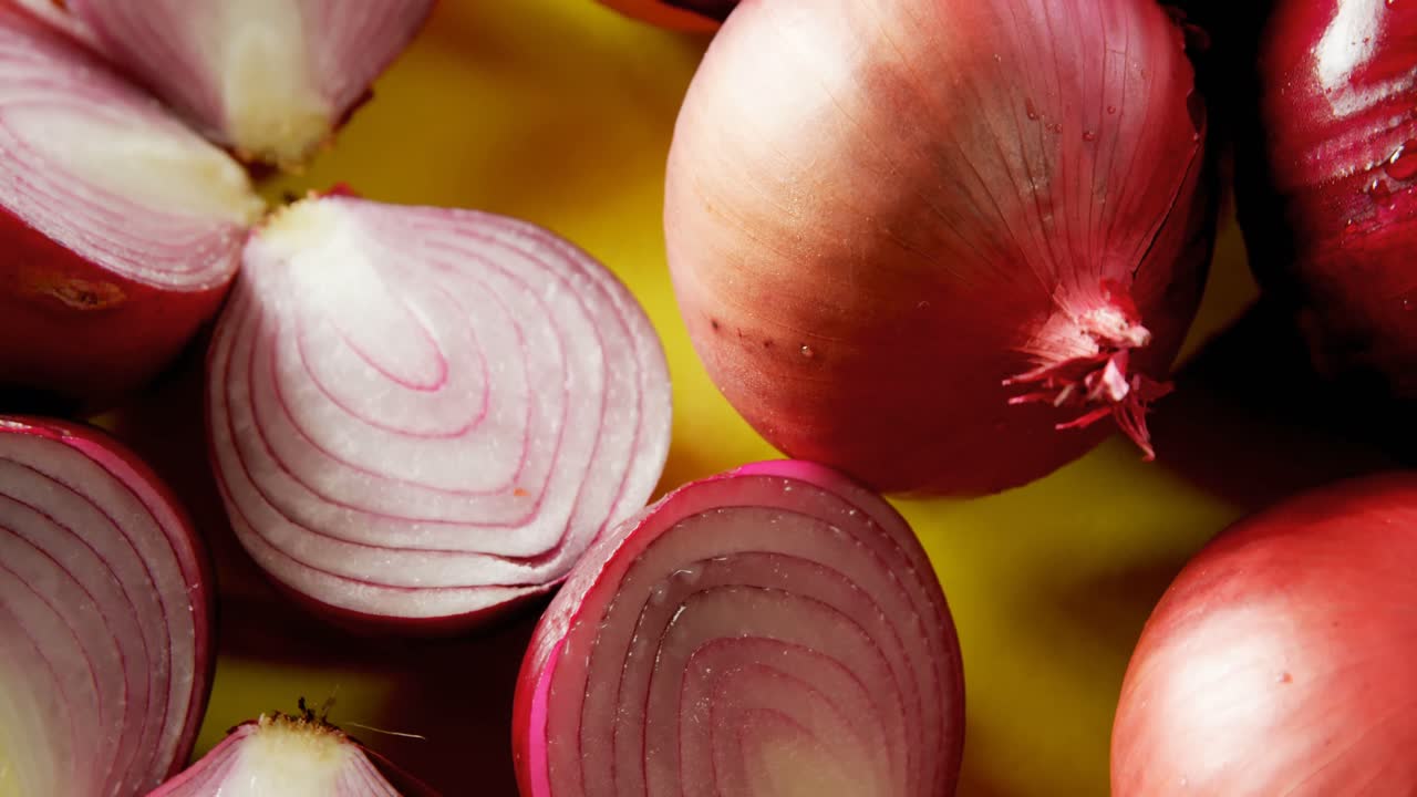 Onions in plate 4k