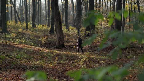 Frau-In-Schwarzer-Jacke,-Die-Im-Herbst-Im-Park-Spazieren-Geht