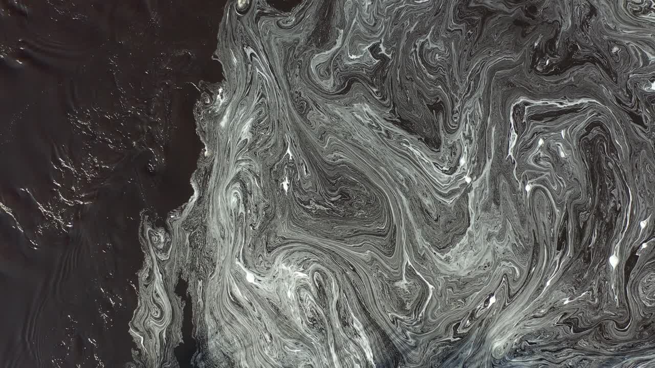 물 표면에서 바뀌는 거품 패턴의 공중 사진