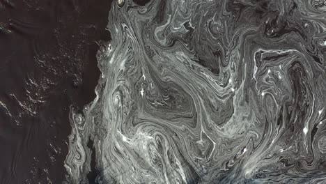 vista aérea de los patrones cambiantes de espuma en la superficie del agua