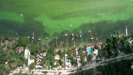 Luftaufnahme-Mehrerer-Piers-In-Der-Lagune-Von-Bacalar-In-Mexiko