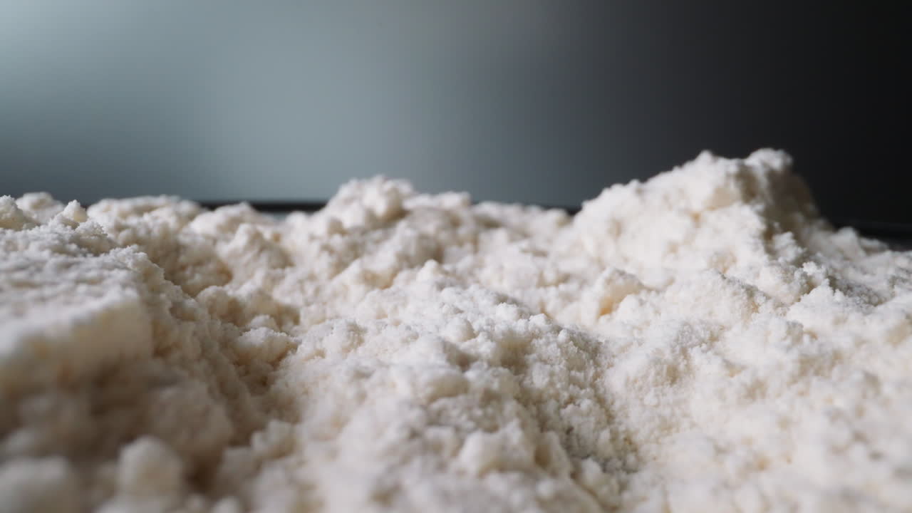 ⁇ 색 결정성 분말 약물은  ⁇ 어리로 테이블에 놓여 있습니다.