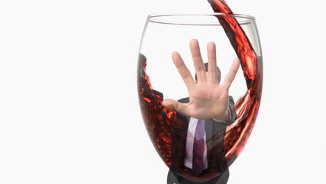 animación de un vaso de vino sobre un hombre de negocios caucásico sobre un fondo blanco